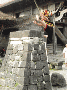Def Nehe (20 tahun), pemuda Ono Niha asli dari Desa Bawomataluo, mempertontonkan kemahirannya melakukan atraksi lompat batu.