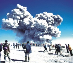 Letupan volkanik di puncak Gunung Semeru