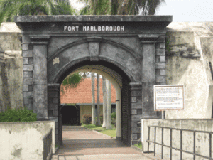 Gerbang Selatan atau "The Great Gate" menyambut kedatangan para pelancong yang berkunjung ke Benteng Marlborough atau Fort Marlborough, salah satu daya tarik wisata Bengkulu yang terletak di sekitar Kampung Cina, Kota Bengkulu.