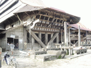 Rumah adat Nifolasara di Desa Bawomataluo yang dibangun pada 1870 ini salah satu dari empat buah rumah Nifolasara yang masih tersisa di Teluk Dalam, Kabupaten Nias Selatan.