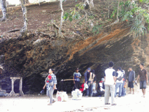 Di Pulau Santolo, ada gua bernama Gua Belanda. Banyak wisatawan tidak mengenalinya. Gua tersebut sehari-hari dipakai oleh penjual keliling untuk menjual barang dagangannya pada Minggu (16/8).