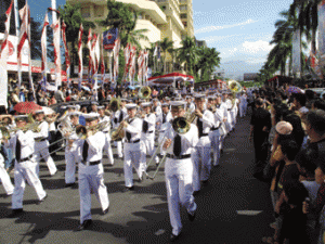 Kelompok drumben awak kapal perang Korea Selatan dan awak kapal perang asing lainnya berbaris memeriahkan karnaval hari kemerdekaan di jalan Kota Manado, Selasa (18/8).
