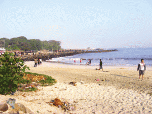 Masyarakat Kecamatan Pameungpeuk bergotong royong membangun pembatas laut (ombak) dengan Pantai Santolo. Tampak batu-batu disusun rapi oleh masyarakat setempat menjelang HUT ke-64 Kemerdekaan RI, Minggu (16/8).