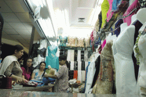 Berbagai jenis pakaian jadi mudah didapatkan di tempat yang menjadi pusat perdagangan tekstil dan garmen terbesar di Indonesia.