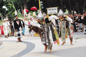 Tari Baris Tekok Jago yang biasa dipentaskan dalam upacara "Ngaben" (manusia yadnya).