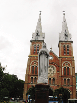 Gereja Katedral di Ho Chi Minh yang merupakan peninggalan Pemerintah Prancis.