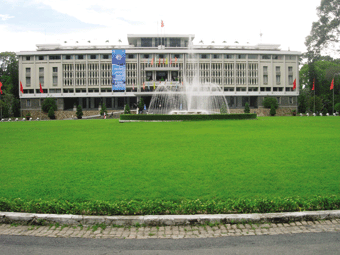 Halaman depan Istana Presiden Vietnam Selatan. Sejak Vietnam Utara dan Selatan bersatu pada 1976, pusat pemerintahan berpindah ke Hanoi dan istana ini difungsikan sebagai objek wisata.