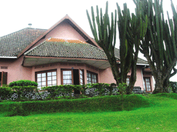 Villa Merah peninggalan administratur Belanda, disewakan untuk umum.
